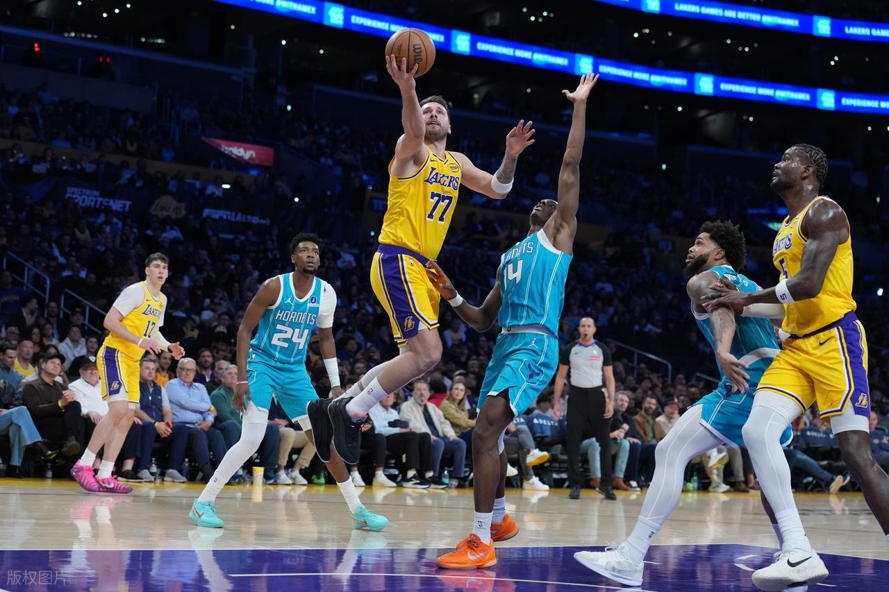 爆大冷！湖人117-135输黄蜂，东契奇空砍39分，詹姆斯空创NBA纪录